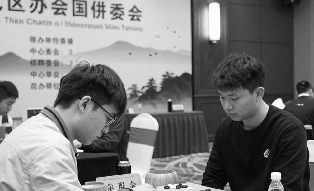 Liang hạ Niemann: bàn cờ lặng im và cái tên gây ồn ào
