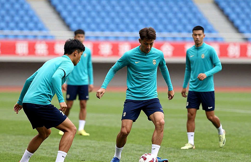 Việt Nam 4-2 Pakistan: Cú tốc biến hiệp hai và vết nứt hàng thủ chưa lành