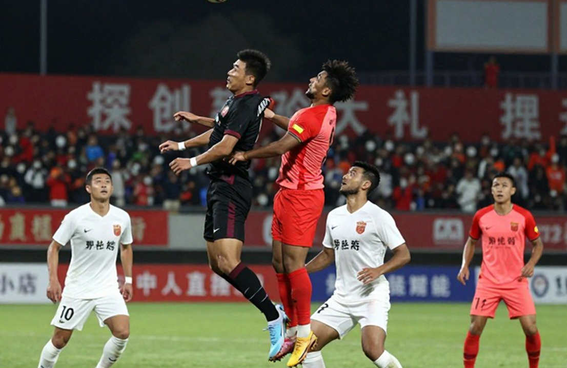 Bàn tay của Vinícius: Khi VAR không đủ nhanh để sửa sai