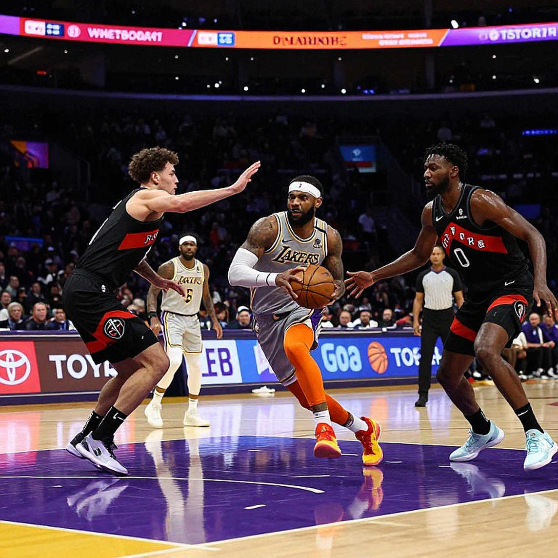 LA Sparks sa thải HLV Lynne Roberts: Bản sổ sách của một cuộc tái thiết không có mốc thời gian