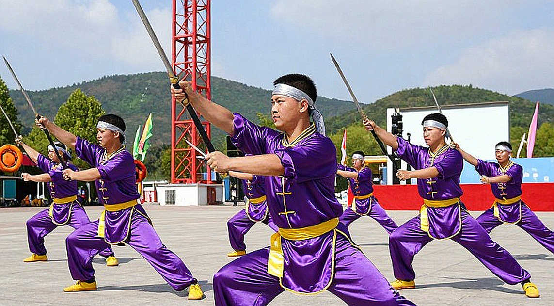 Allen hạ Duncan bằng đòn siết sau lưng ở hiệp năm: chiến thắng của thời gian kiểm soát